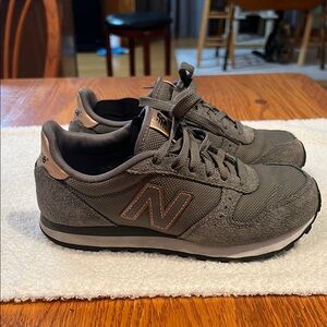 New Balance Women's WL311AAL Castlerock Sneaker shoes Gray gold metallic sz 6